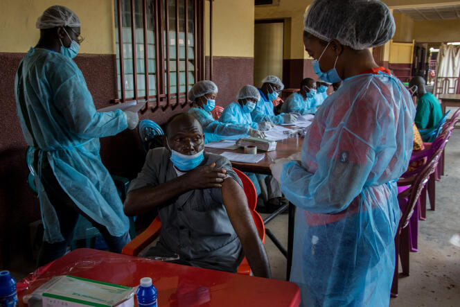 Vaccination contre le virus Ebola à l’hôpital de Nzérékoré, dans le sud de la Guinée, le 24 février 2021.