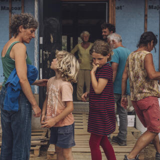 Rozenn Breacrd et ses enfants Avril et Lucien. En fond les autres futurs habitants, Sur le chantier de l'habitat participatif de Riec sur Bellon, 14/09/21