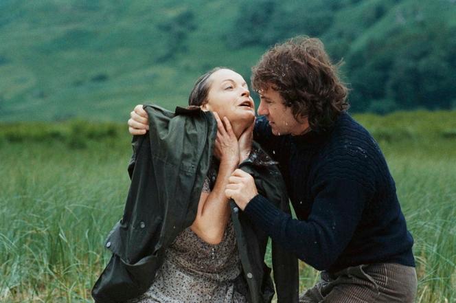 Romy Schneider et Harvey Keitel dans le film dramatique franco-allemand réalisé par Bertrand Tavernier en 1980 : « La mort en direct ».