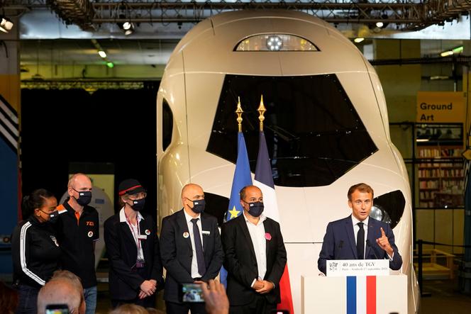 Emmanuel Macron devant le dernier-né des TGV, à la gare de Lyon, à Paris, le 17 septembre 2021.