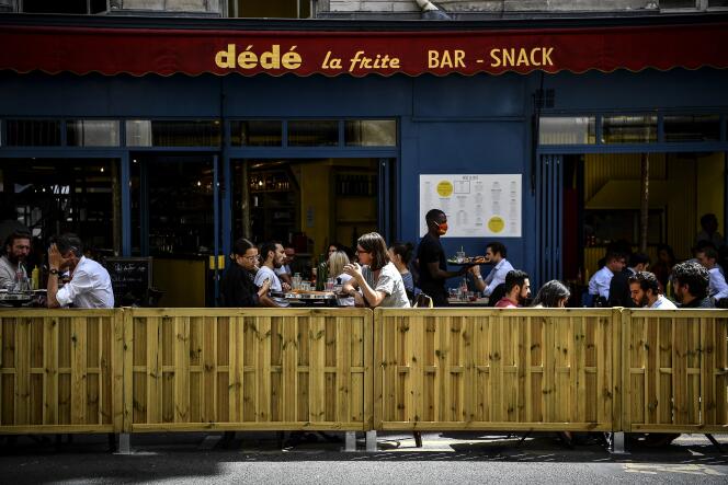 Terrasse d’un bar, sur le quai de Jemmapes, dans le 10e arrondissement de Paris, le 23 juillet 2020.
