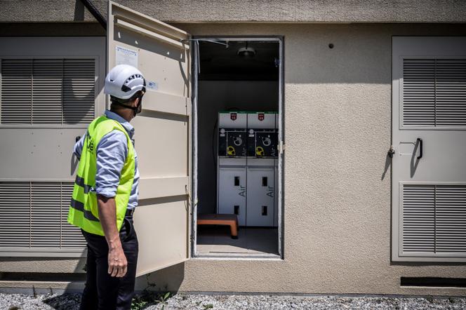 Un employé de Schneider Electric, à Grenoble, le 15 juin 2021.