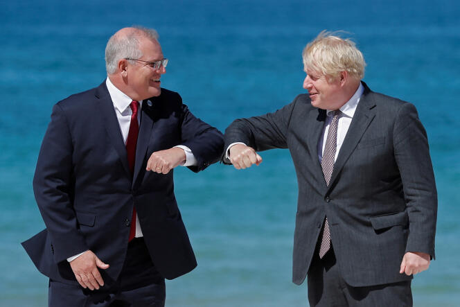 Le premier ministre britannique Boris Johnson (à droite) salueson homologue  australien Scott Morrison lors du sommet du G7 à Carbis Bay, en Grande-Bretagne, le 12 juin 2021.