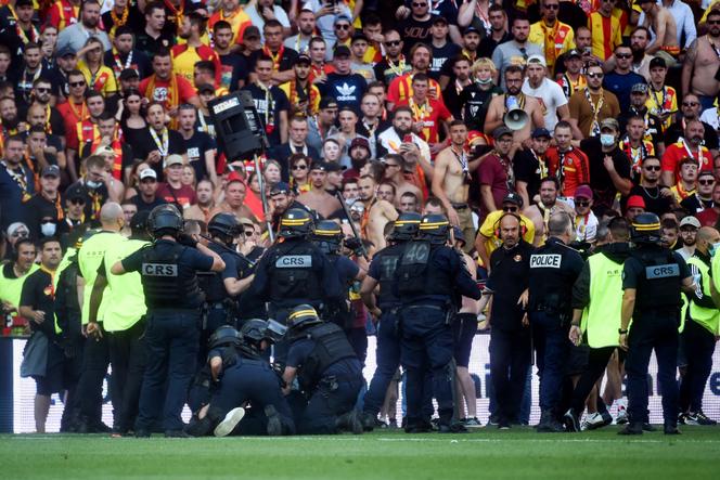 I fan del Lens hanno invaso il campo durante una partita contro il Lille il 18 settembre 2021.