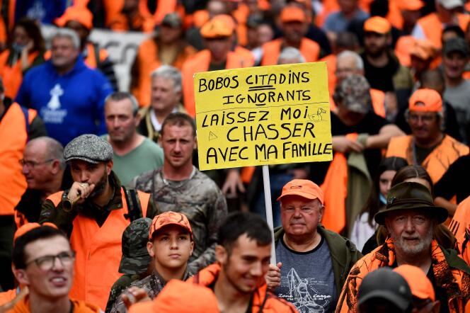 Un manifestant tient une pancarte « Bobos, citadins, ignorants, laissez-moi chasser avec ma famille », lors d’un défilé de chasseurs à Redon, samedi 18 septembre 2021.