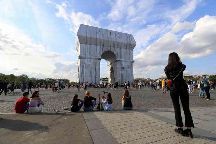 Des visiteurs venus découvrir l’Arc de tromphe empaqueté le jour de son inauguration, samedi 18 septembre.