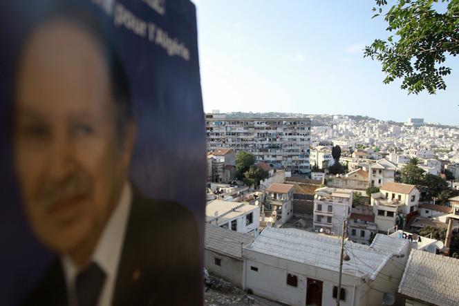 Un portrait d’Abdelaziz Bouteflika affiché à Alger, le 18 septembre, au lendemain de la mort, à 84 ans, de l’ancien président algérien.