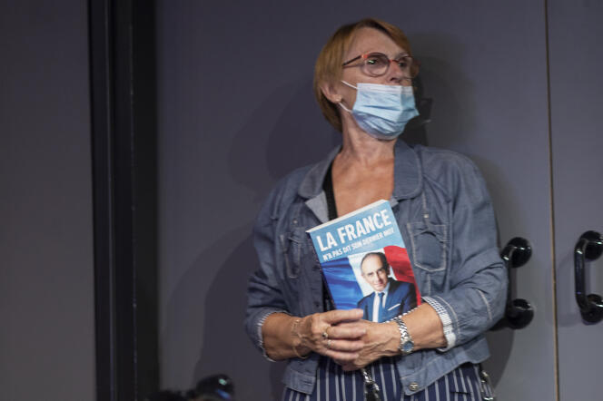 Une supportrice tient le livre d’Eric Zemmour pendant son meeting au Palais des congrès de Nice, le 18 septembre 2021.