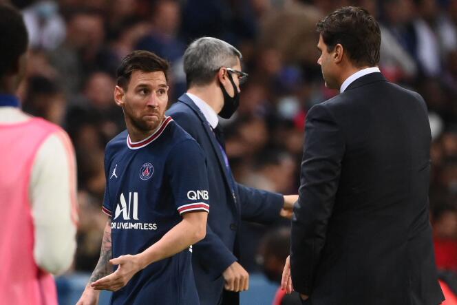 Lionel Messi exprime son étonnement auprès de son entraîneur, Mauricio Pochettino après son remplacement lors du match de Ligue 1 entre le PSG et Lyon, le 19 septembre 2021 au Parc des Princes à Paris.