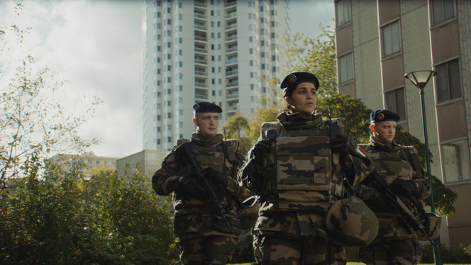 De gauche à droite : le soldat Hicham (Karim Leklou), le sergent Yasmine (Leïla Bekhti) et le soldat Léo (Anthony Bajon) dans « La Troisième Guerre », de Giovanni Aloi.