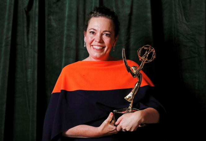 Olivia Colman reçoit l’Emmy de la meilleure actrice pour la série « The Crown » lors de la cérémonie des Emmy Awards, le 19 septembre 2021.