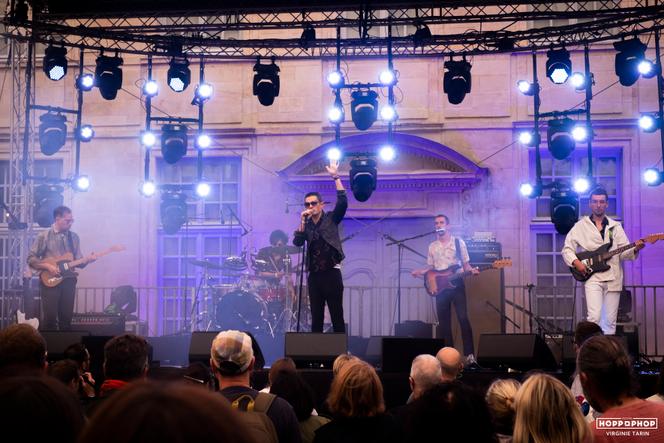 Le groupe Serpent (au centre, le chanteur Mathieu Lescop) lors du festival Hop Pop Hop, au jardin de l’Evêché, à Orléans (Loiret), le 18 septembre 2021.