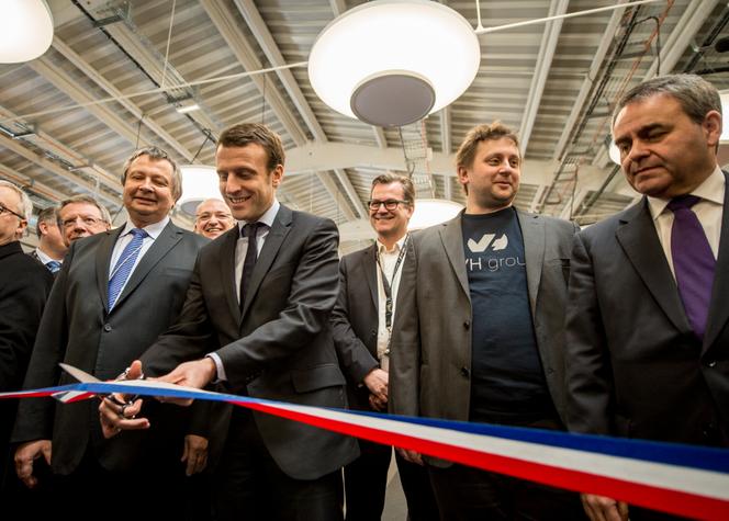 Emmanuel Macron, à l’époque ministre de l’économie, inaugure un site d’OCVHcloud à Roubaix avec Octave Klaba, PDG de l’entreprise, et Xavier Bertrand, président du conseil régional des Hauts-de-France, le 15 février 2016.