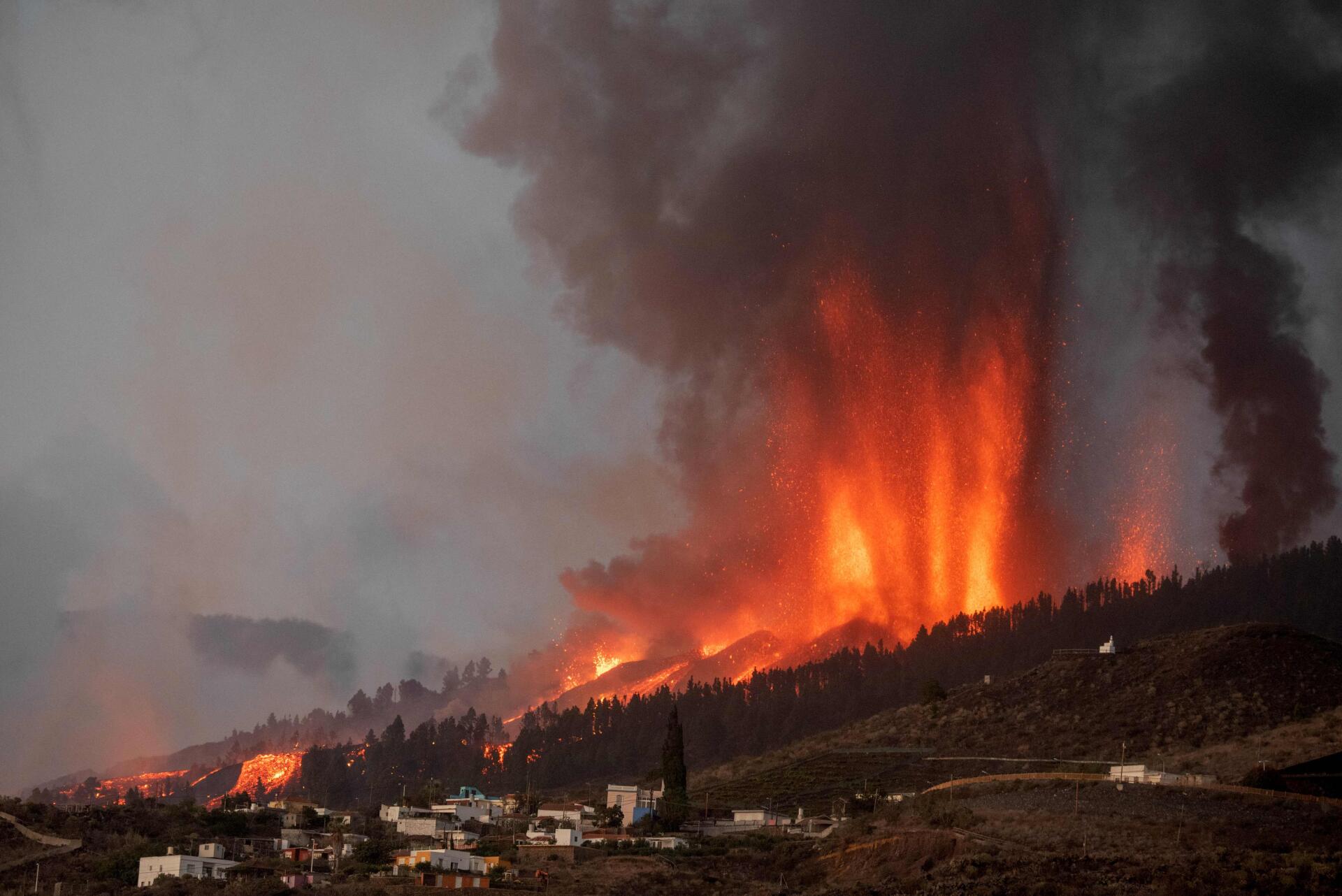 Le mont Cumbre Vieja, crachant des colonnes de fumée, de cendres et de lave, le 19 septembre 2021.