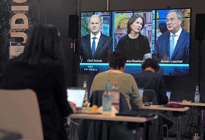 Los tres candidatos a cancillería durante el tercer debate televisado en Berlín el 19 de septiembre de 2021.