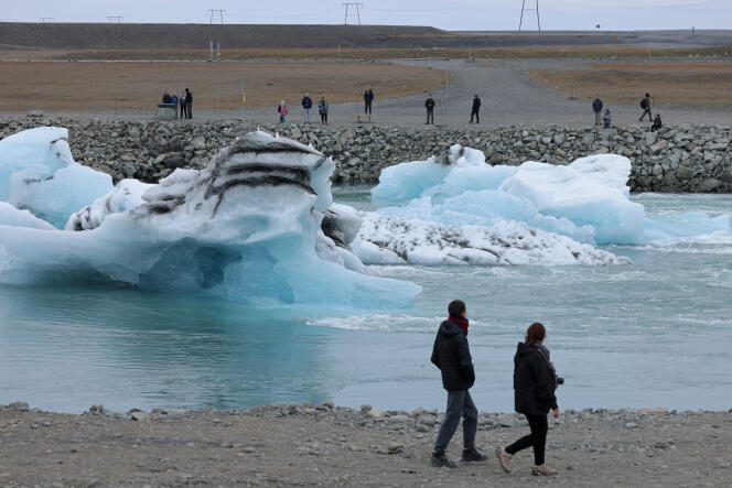 Des icebergs qui se sont détachés du glacier Breidamerkurjökull dérivent vers l’océan, sous le regard des touristes, à Hof (Islande), le 15 août 2021.