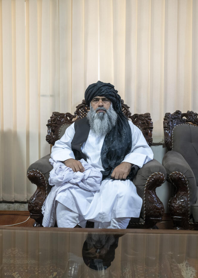 Bachir Ahmad Rustamzaï, le nouveau responsable des sports au sein du gouvernement taliban dans son bureau, à Kaboul, le 18 septembre.