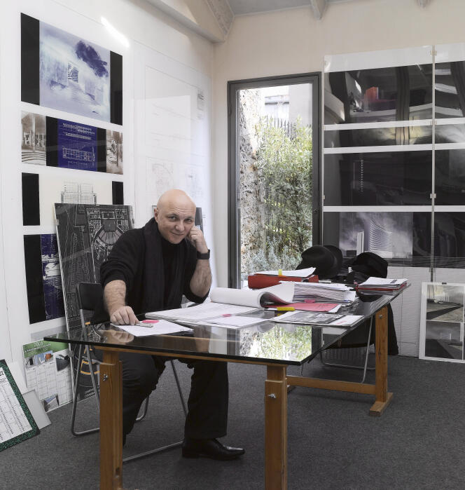 Franck Hammoutène dans son agence d’architecture, rue des Lyonnais, à Paris (5e), en 2007.