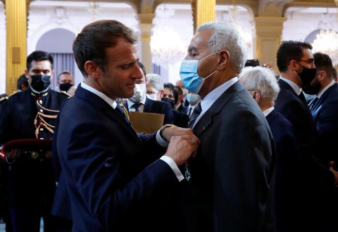 Salah Abdelkrim reçoit la médaille de chevalier de la Légion d’honneur des mains d’Emmanuel Macron, à l’Elysée, le 20 septembre 2021.