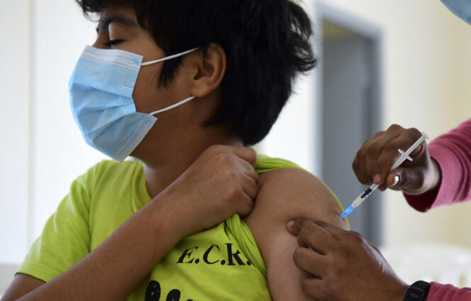 Un enfant se fait injecter une dose du vaccin Pfizer-BioNTech contre le Covid-19, à Asuncion (Paraguay), le 23 juillet.