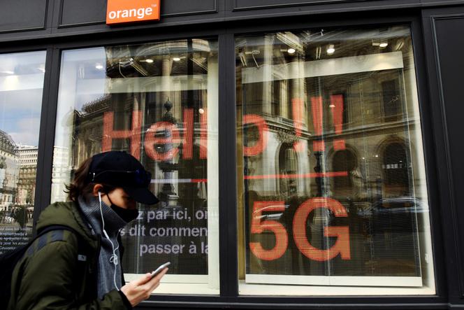Un homme passe devant une boutique de l’opérateur Orange. Le géant des télécoms fait face à une grève convoquée par quatre syndicats sur la question des salaires et des recrutements.