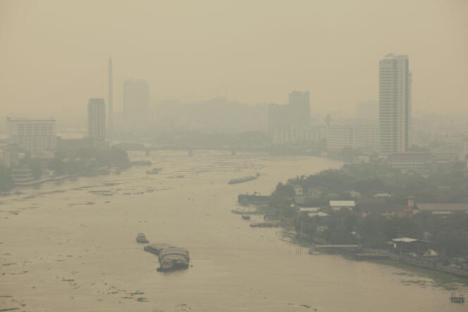 Une vue aérienne montre Bangkok recouverte par la brume en mai 2020. La mauvaise qualité de l’air est redevenue un sujet de préoccupation dans la capitale après que le département de contrôle de la pollution a détecté des niveaux dangereux de fines particules de poussière dans les cinq stations de surveillance de la qualité de l’air.