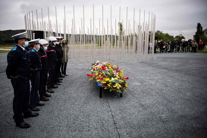 Des policiers et des pompiers devant le monument en hommage aux victimes de l’explosion industrielle de septembre 2001 à l’usine chimique AZF.