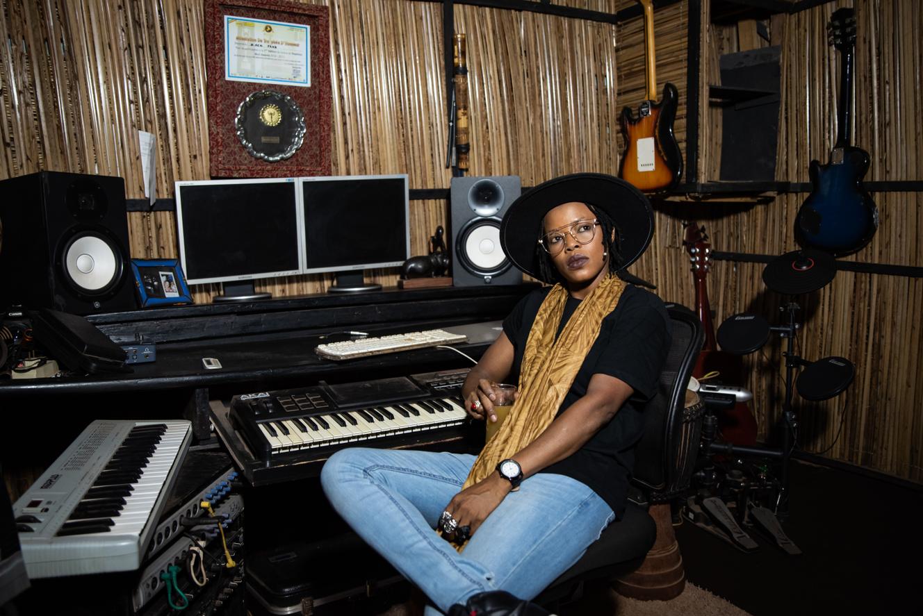 Ami Yerewolo dans le studio où elle a enregistré toutes les voix de son dernier album « AY », dans le quartier Korofina, à Bamako, au Mali, le 14 mai 2021.