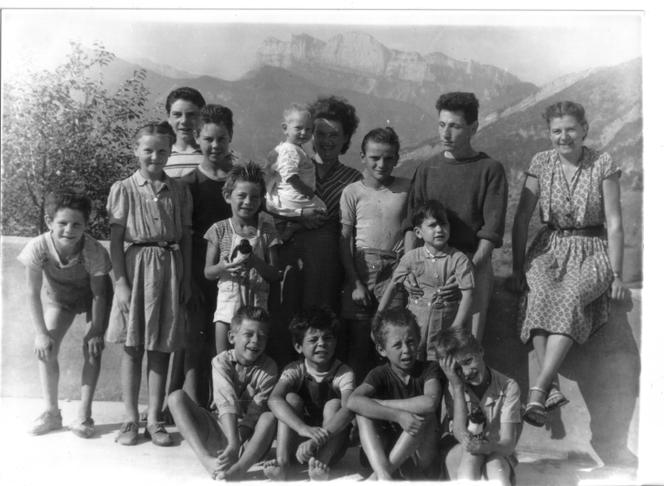 Henriette et François Gué, leur fils, les onze enfants accueillis et Edith, aide de maison, à Vercheny (Drôme), en 1951.