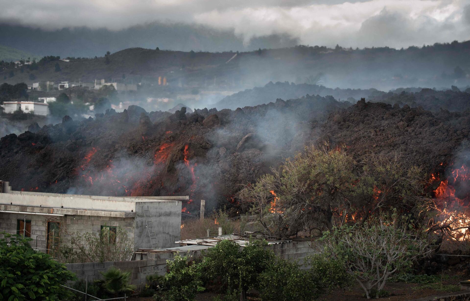De la fumée s’échappe du refroidissement de la lave à Los Llanos de Aridane, sur l’île canarienne de La Palma, le 20 septembre 2021.