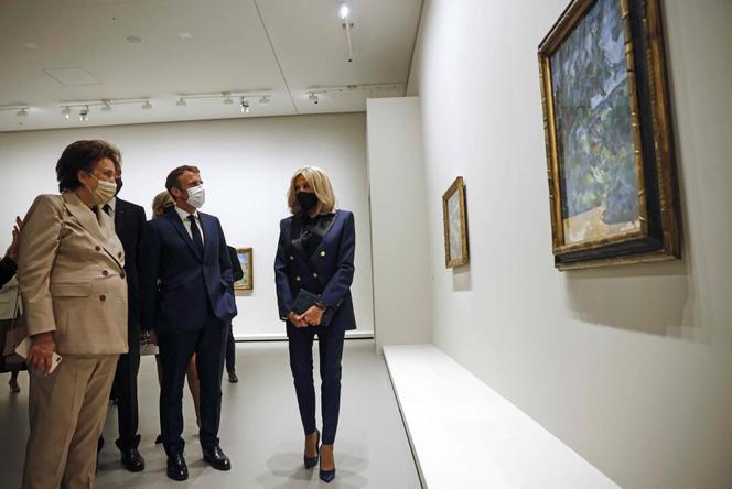 La ministre de la culture, Roselyne Bachelot, le président de la République, Emmanuel Macron, et Brigitte Macron, lors d’une visite à la Fondation Louis Vuitton, le 21 septembre 2021.