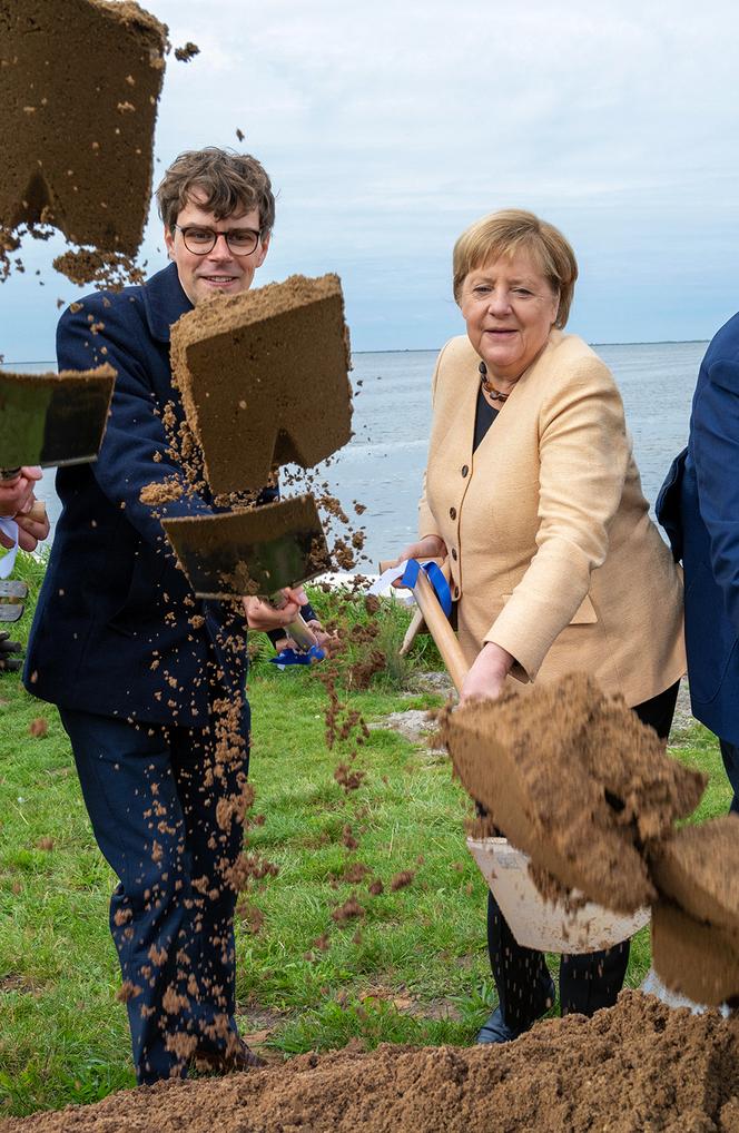 Georg Günther et Angela Merkel, sur l’île d’Ummanz, dans le nord-est de l’Allemagne, le 21 septembre.