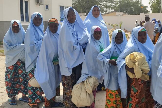 Des jeunes filles enlevées se préparent à retrouver leurs familles à Jangebe, dans l’Etat de Zamfara, le 3 mars 2021, après avoir été kidnappées dans un pensionnat du nord-ouest du Nigeria le 26 février 2021.