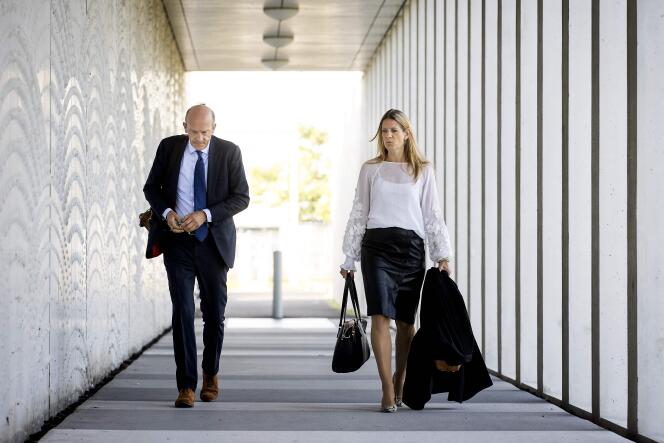 Les avocats Boudewijn van Eijck et Sabine ten Doesschate arrivent au procès du vol  MH17, à Badhoevedorp, en Hollande, le 6 septembre 2021.