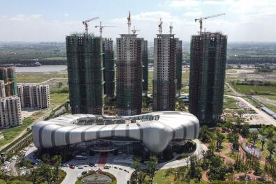 (FILES) In this file photo taken on September 17, 2021 shows the halted under-construction Evergrande Cultural Tourism City, a mixed-used residential-retail-entertainment development, in Taicang, Suzhou city, in China's eastern Jiangsu province. Anxious investors, employees and suppliers describe a scramble inside teetering Chinese property giant Evergrande, in a crisis that has shaken public trust as it struggles to tide over a liquidity crunch. - TO GO WITH AFP STORY CHINA-ECONOMY-PROPERTY-EVERGRANDE,FOCUS BY BEIYI SEOW AND VIVIAN LIN (Photo by Vivian LIN / AFP) / TO GO WITH AFP STORY CHINA-ECONOMY-PROPERTY-EVERGRANDE,FOCUS BY BEIYI SEOW AND VIVIAN LIN
