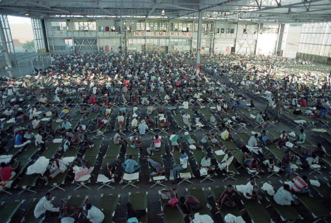 Des réfugiés haïtiens dans le hangar de McCalla dans la base navale de Guantanamo, le 5 décembre 1991.