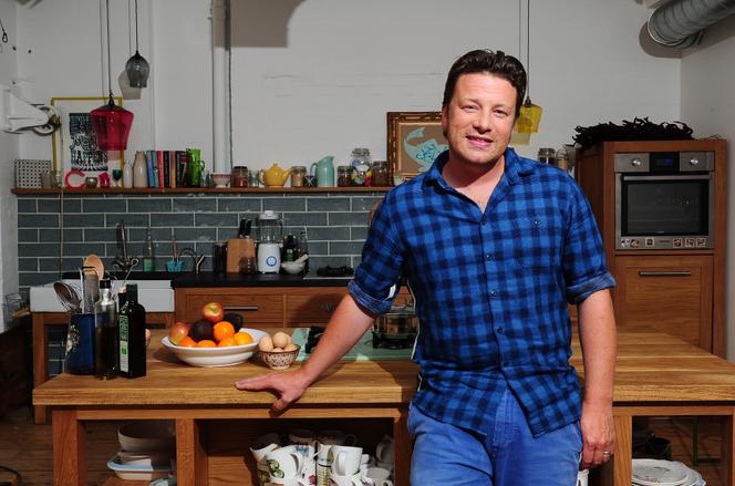 Le chef Jamie Oliver, en août 2013, dans une cuisine à Londres.