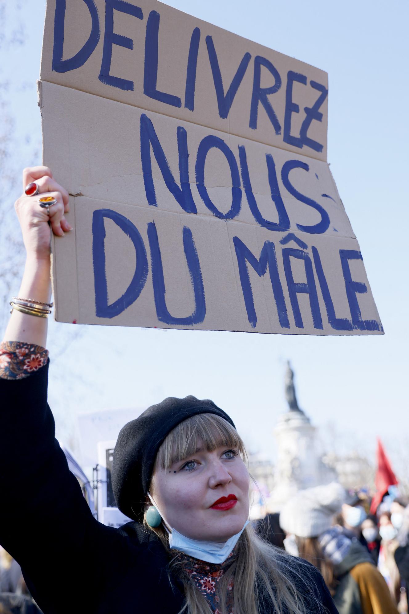 Une manifestante brandit une pancarte lors d’une manifestation, place de la République, à Paris, le 7 mars 2021.