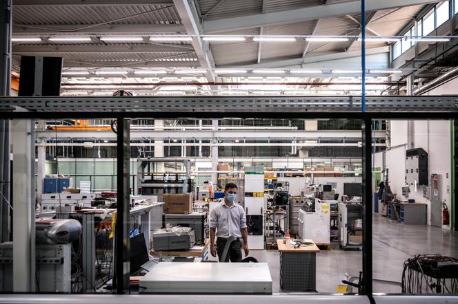 Dans l’usine Schneider Electric, à Grenoble, le 15 juin 2021.