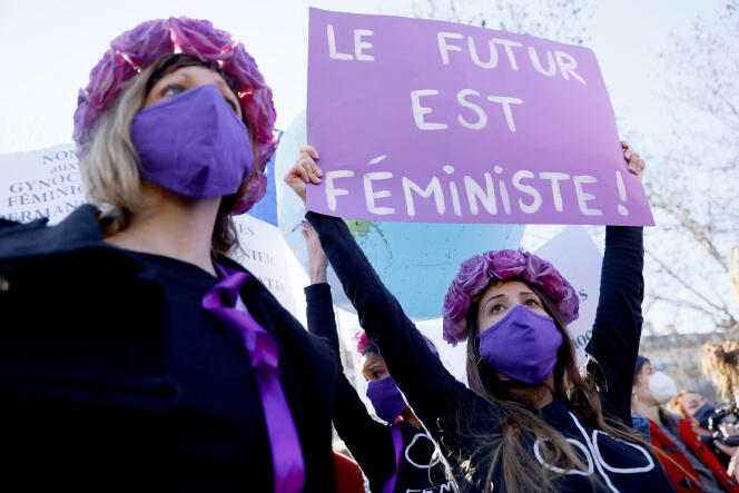 Une manifestante Femen lors d’une manifestation, à la veille de la Journée internationale des droits des femmes, place de la République, à Paris, le 7 mars 2021.