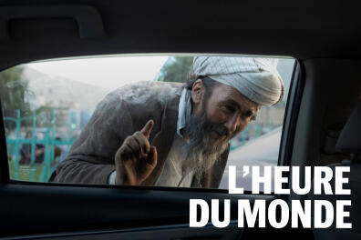 Un homme mendie auprès des conducteurs dans le centre de Kabul, le 13 septembre. Depuis l’arrivée des talibans et la crise économique qui frappe le pays, les nombre de mendiants auraient explosé.