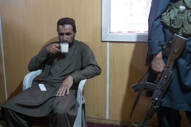 Le taliban Abdul Rahman dans un bureau près du stade de Kaboul, le 17 septembre 2021. Avant l’arrivée des talibans, il était infiltré et était responsable du transport d’armes, de munitions et d’explosifs pour la ville de Kaboul. Il est désormais chargé de la sécurité au stade de Kaboul.