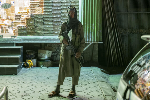 Un taliban pose dans une rue du quartier de Shar-e Naw à Kaboul, le 16 septembre