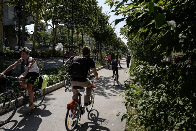 Des cyclistes, à Lyon, le 25 juillet 2018.