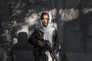Saif Ulkhaled (cf papier Jacques) est un jeune taliban qui garde l’entrée du centre de police du district 10 à Kabul, le 18 septembre.