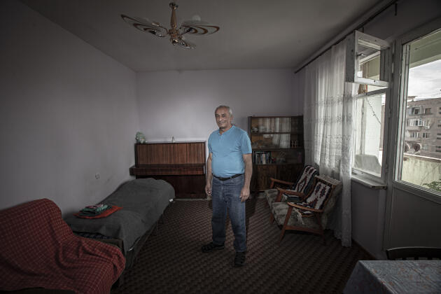 Achot Haroutiounian, réfugié de la ville de Chouchi, dans son nouvel appartement à Erevan, en Arménie, le 22 septembre 2021.