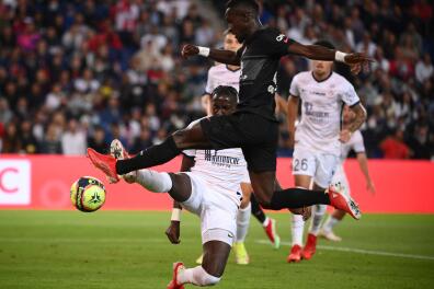 Montpellier's French midfielder Junior Sambia (L) and Paris Saint-Germain's Senegalese midfielder Idrissa Gueye fight for the ball during the French L1 football match between Paris Saint-Germain (PSG) and Montpellier (MHSC) at The Parc des Princes stadium in Paris on September 25, 2021. (Photo by FRANCK FIFE / AFP)