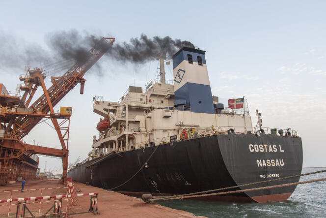 Chargement des cargos navires au terminal d'exportation maritime de bauxite du port de Conakry, en Guinée, le 8 avril 2017.