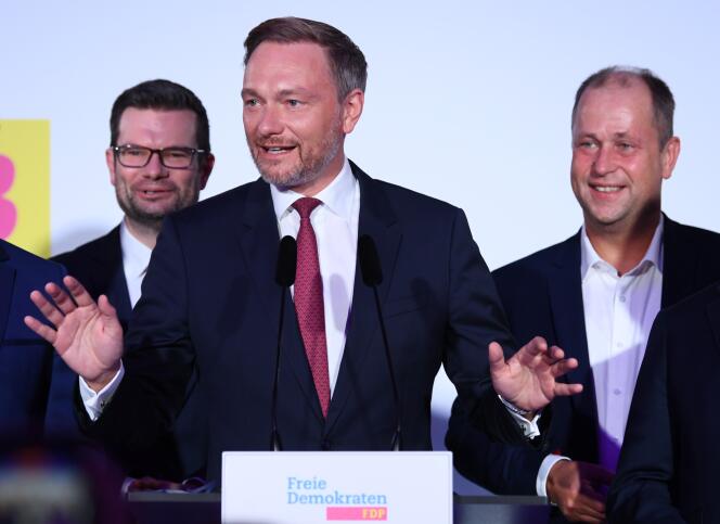 Christian Lindner, président du Parti libéral-démocrate (FDP), réagit après les premiers sondages à la sortie des urnes des élections législatives allemandes, à Berlin, le 26 septembre 2021.