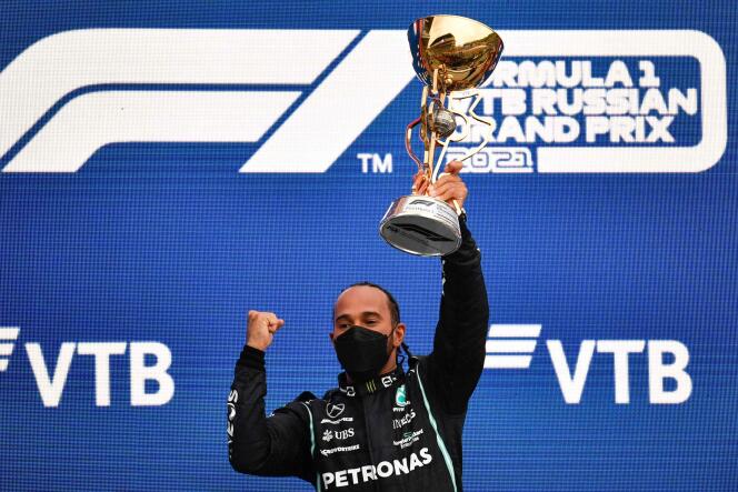 Lewis Hamilton soulève le trophée du Grand prix de Russie, le 26 septembre 2021.